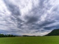 Blick nach Norden mit dunklen Wolkenverwirbelungen am Himmel